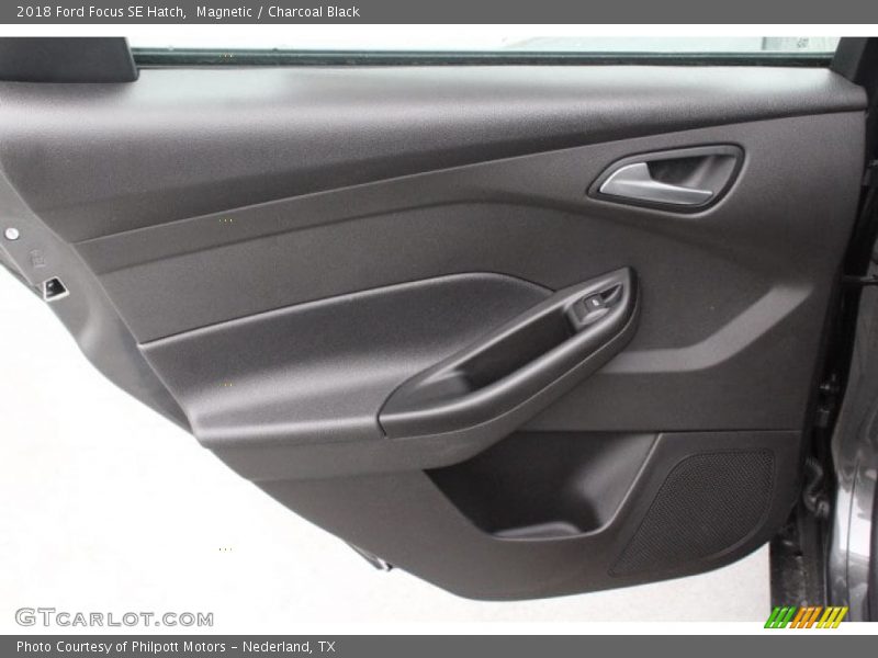 Magnetic / Charcoal Black 2018 Ford Focus SE Hatch