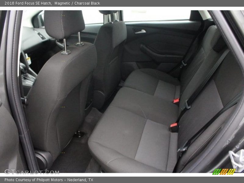 Magnetic / Charcoal Black 2018 Ford Focus SE Hatch