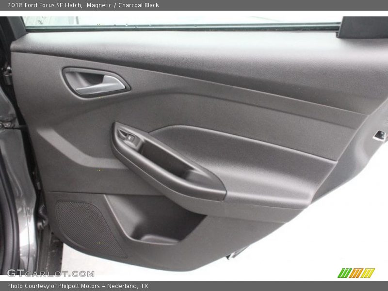 Magnetic / Charcoal Black 2018 Ford Focus SE Hatch