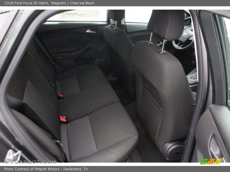 Magnetic / Charcoal Black 2018 Ford Focus SE Hatch