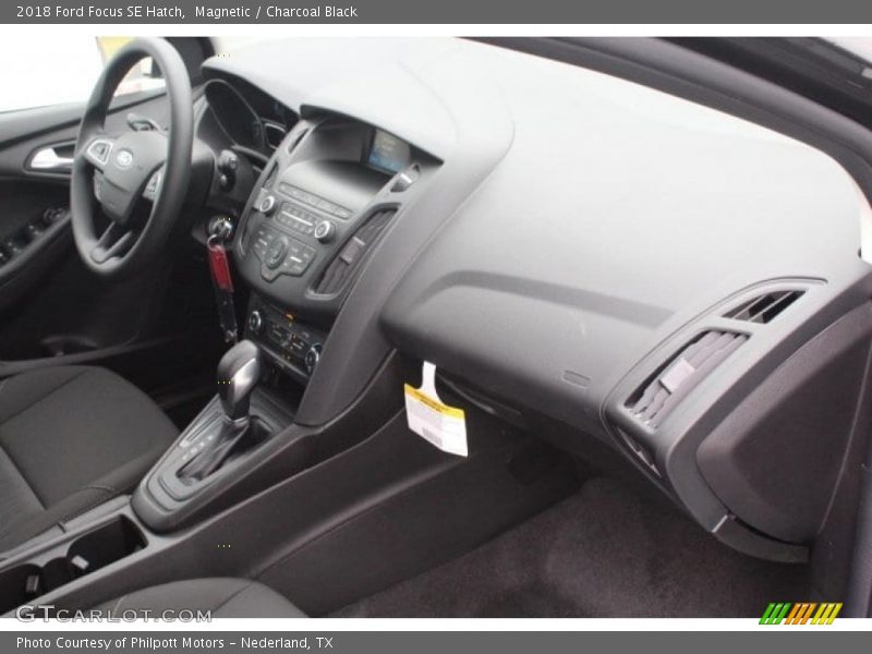 Magnetic / Charcoal Black 2018 Ford Focus SE Hatch