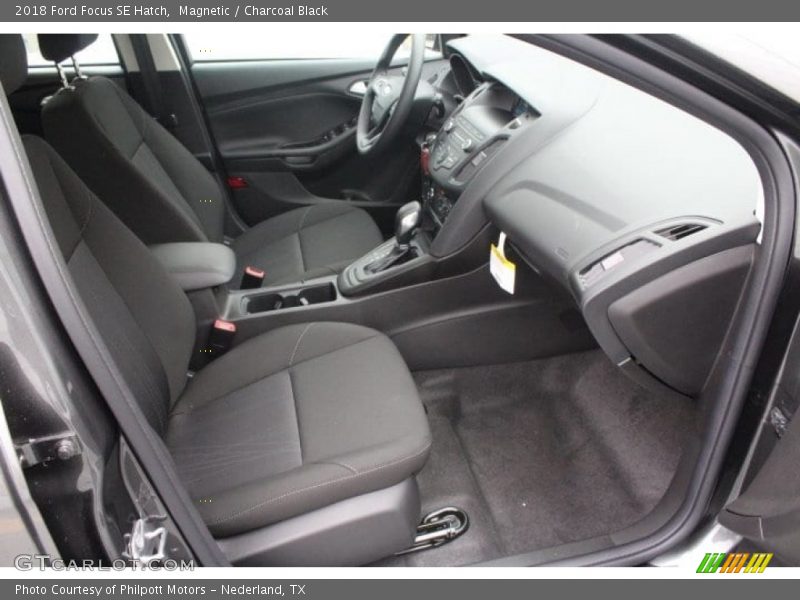 Magnetic / Charcoal Black 2018 Ford Focus SE Hatch
