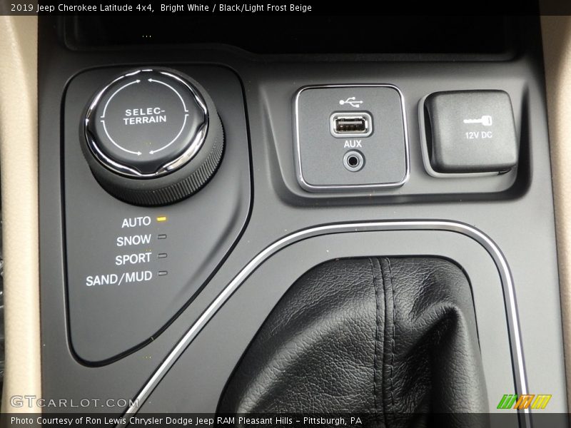 Bright White / Black/Light Frost Beige 2019 Jeep Cherokee Latitude 4x4