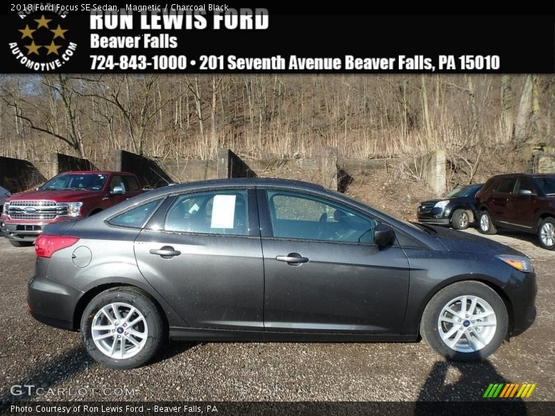 Magnetic / Charcoal Black 2018 Ford Focus SE Sedan