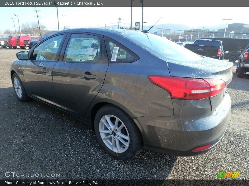 Magnetic / Charcoal Black 2018 Ford Focus SE Sedan