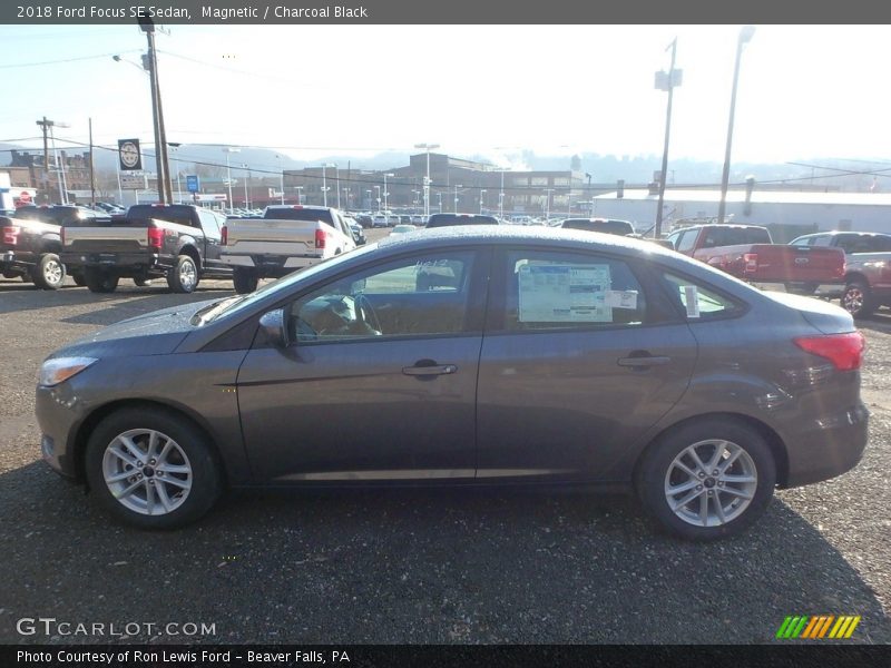 Magnetic / Charcoal Black 2018 Ford Focus SE Sedan