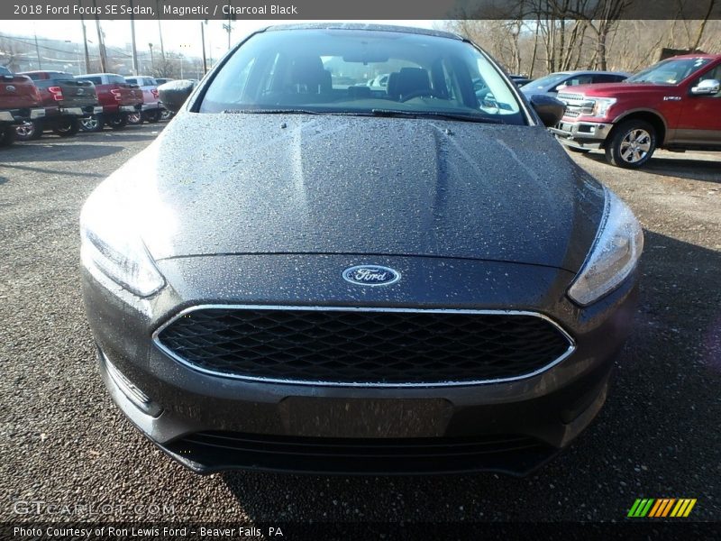 Magnetic / Charcoal Black 2018 Ford Focus SE Sedan