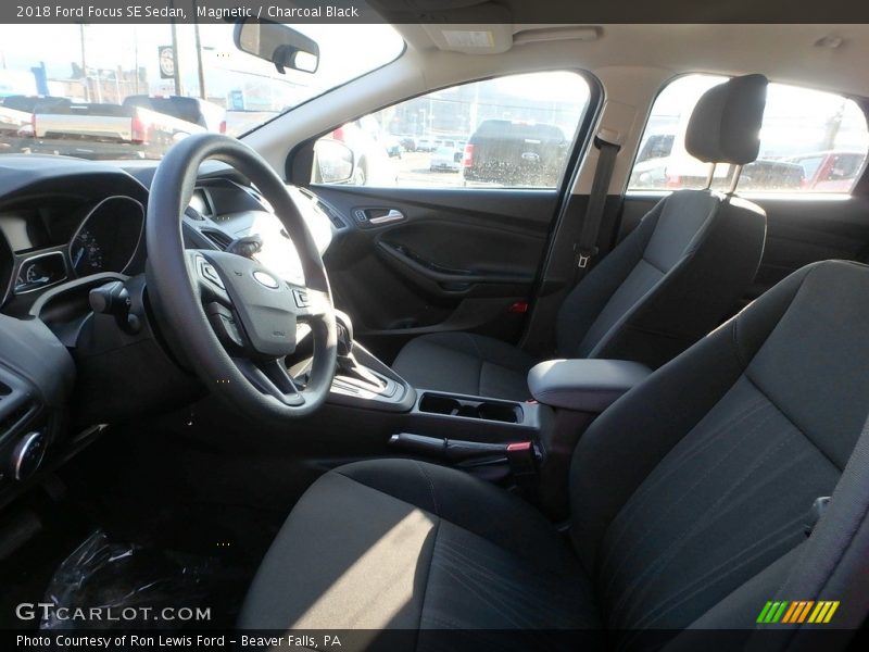 Magnetic / Charcoal Black 2018 Ford Focus SE Sedan