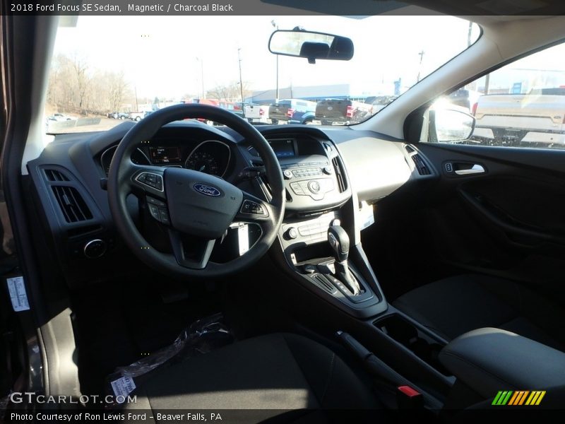 Magnetic / Charcoal Black 2018 Ford Focus SE Sedan