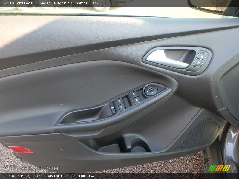 Magnetic / Charcoal Black 2018 Ford Focus SE Sedan