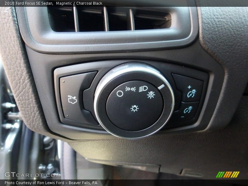 Magnetic / Charcoal Black 2018 Ford Focus SE Sedan