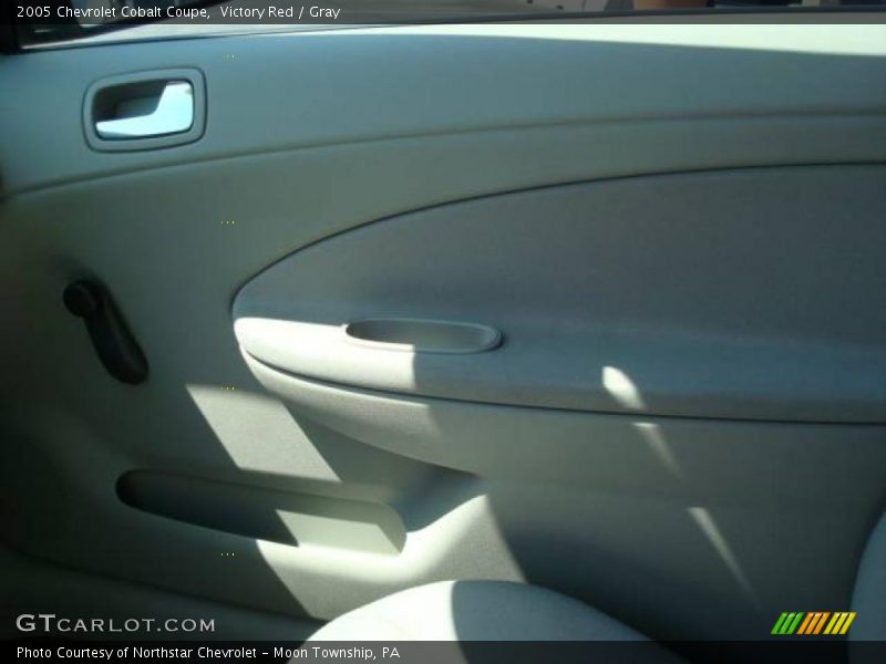 Victory Red / Gray 2005 Chevrolet Cobalt Coupe