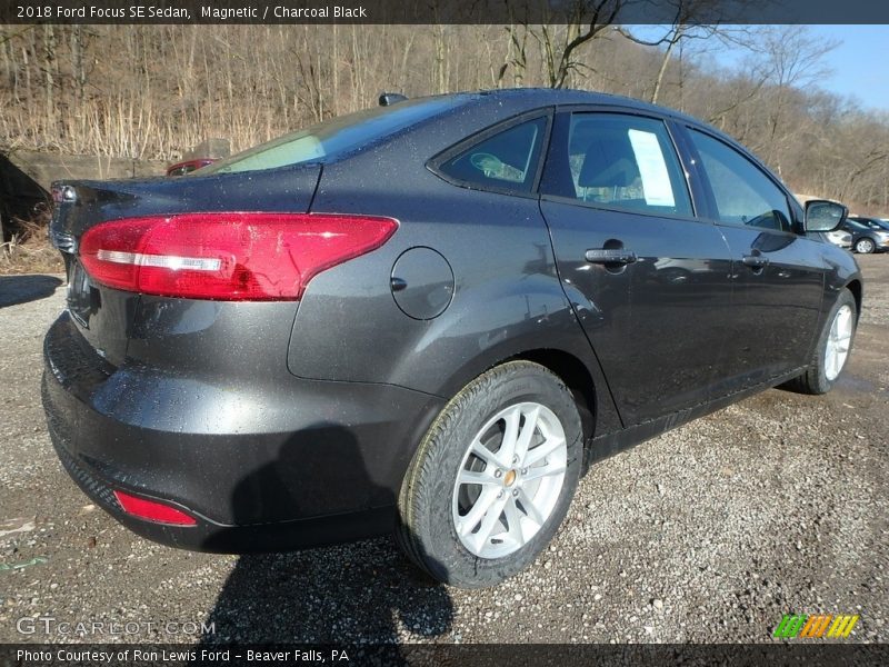 Magnetic / Charcoal Black 2018 Ford Focus SE Sedan