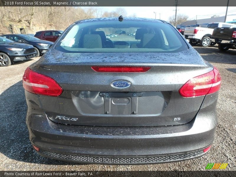 Magnetic / Charcoal Black 2018 Ford Focus SE Sedan