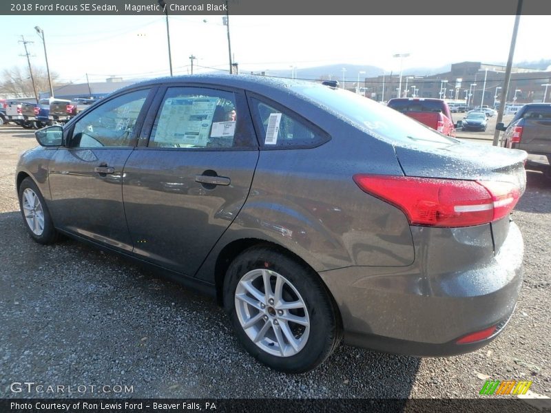 Magnetic / Charcoal Black 2018 Ford Focus SE Sedan