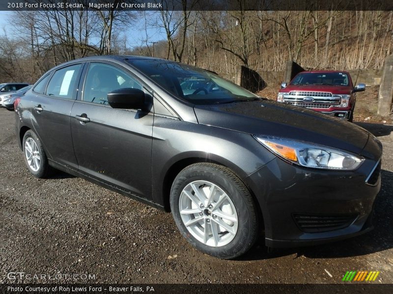 Magnetic / Charcoal Black 2018 Ford Focus SE Sedan
