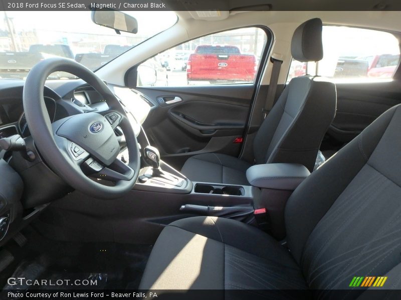 Magnetic / Charcoal Black 2018 Ford Focus SE Sedan