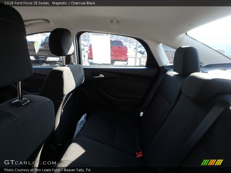 Magnetic / Charcoal Black 2018 Ford Focus SE Sedan