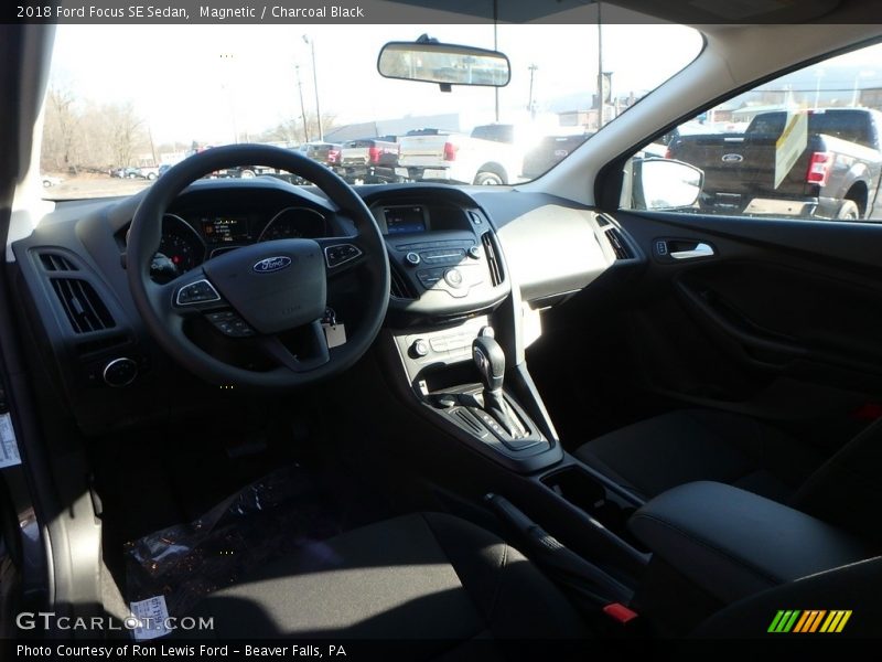 Magnetic / Charcoal Black 2018 Ford Focus SE Sedan