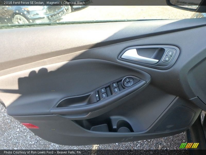 Magnetic / Charcoal Black 2018 Ford Focus SE Sedan