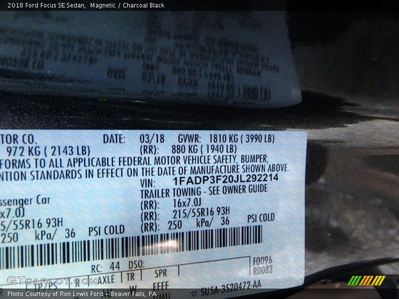 Magnetic / Charcoal Black 2018 Ford Focus SE Sedan