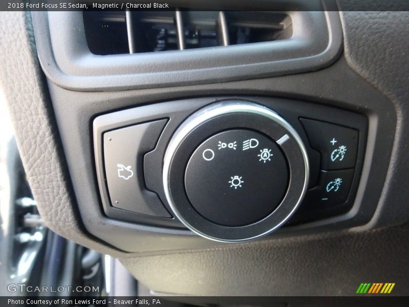 Magnetic / Charcoal Black 2018 Ford Focus SE Sedan