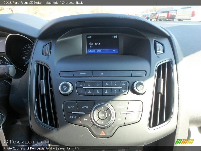Magnetic / Charcoal Black 2018 Ford Focus SE Sedan
