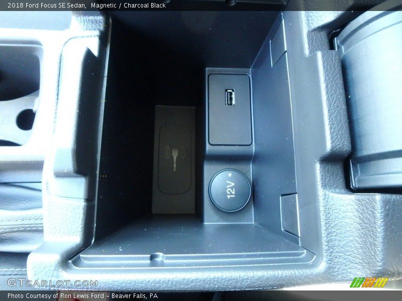 Magnetic / Charcoal Black 2018 Ford Focus SE Sedan