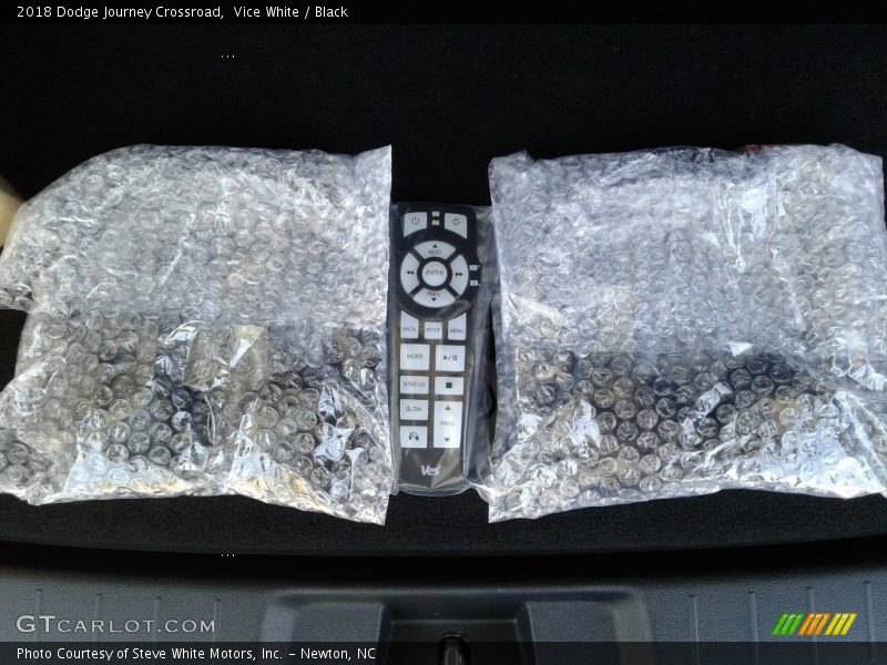 Vice White / Black 2018 Dodge Journey Crossroad