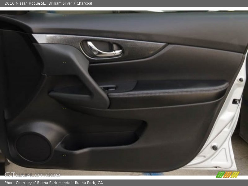 Brilliant Silver / Charcoal 2016 Nissan Rogue SL