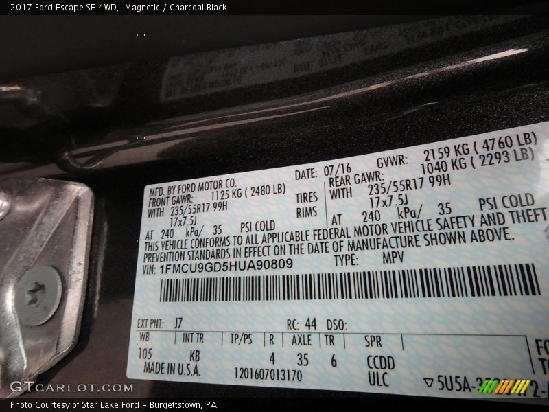 Magnetic / Charcoal Black 2017 Ford Escape SE 4WD