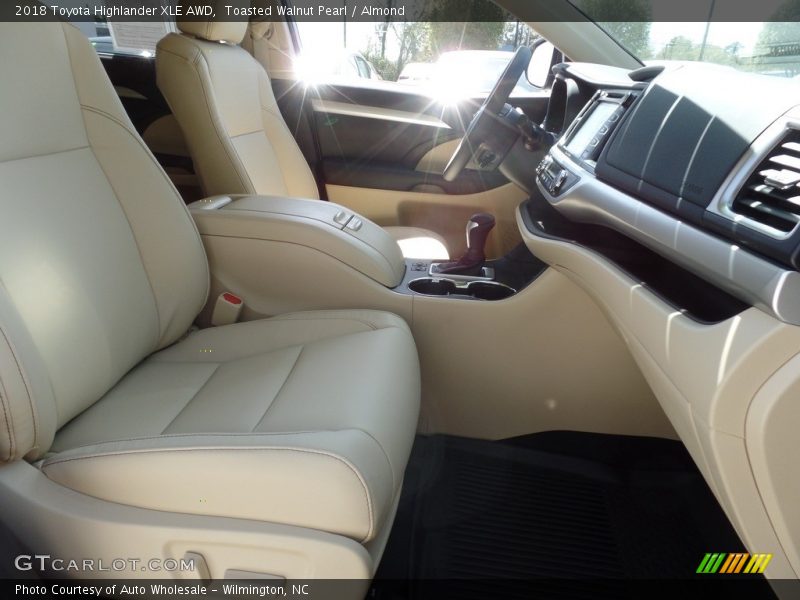 Toasted Walnut Pearl / Almond 2018 Toyota Highlander XLE AWD