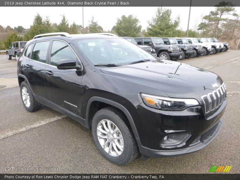 Front 3/4 View of 2019 Cherokee Latitude 4x4
