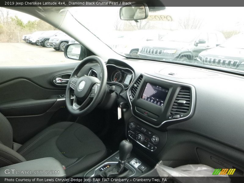 Diamond Black Crystal Pearl / Black 2019 Jeep Cherokee Latitude 4x4