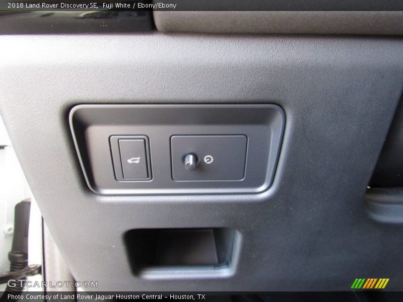 Fuji White / Ebony/Ebony 2018 Land Rover Discovery SE