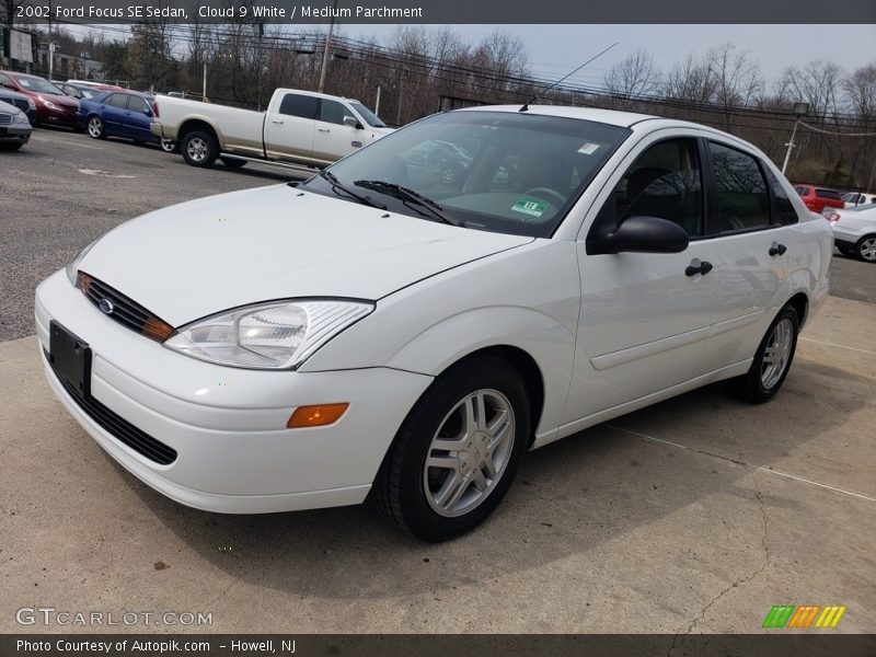 Cloud 9 White / Medium Parchment 2002 Ford Focus SE Sedan