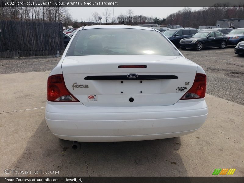 Cloud 9 White / Medium Parchment 2002 Ford Focus SE Sedan