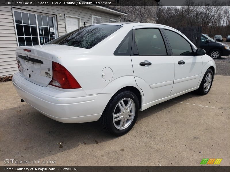 Cloud 9 White / Medium Parchment 2002 Ford Focus SE Sedan