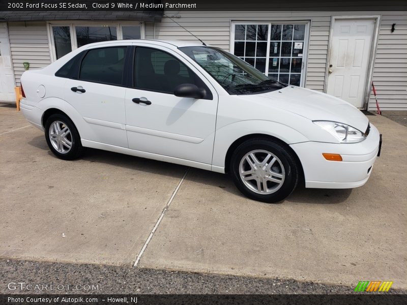 Cloud 9 White / Medium Parchment 2002 Ford Focus SE Sedan