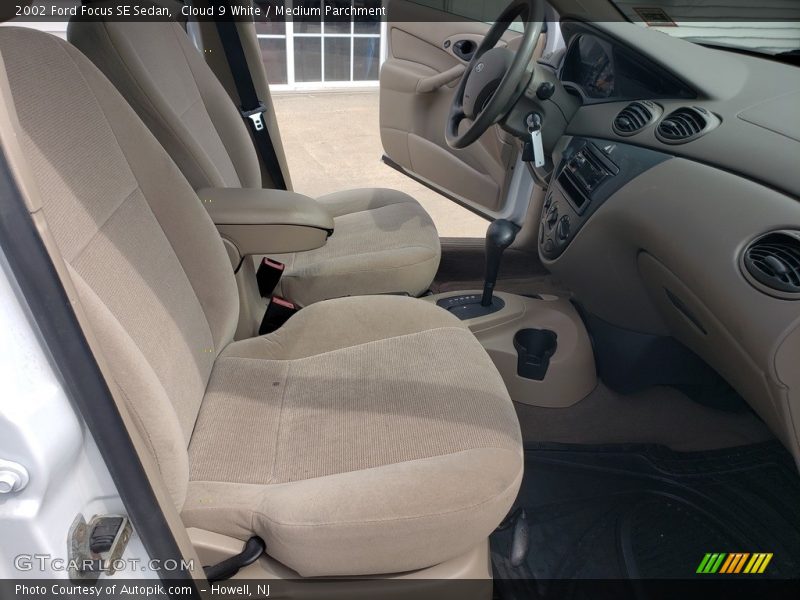 Cloud 9 White / Medium Parchment 2002 Ford Focus SE Sedan