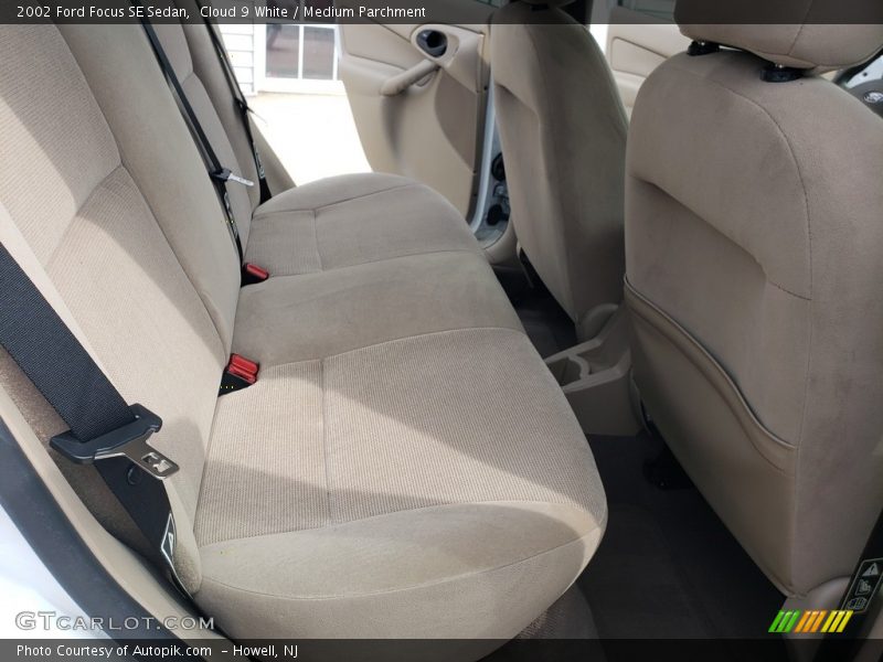 Cloud 9 White / Medium Parchment 2002 Ford Focus SE Sedan