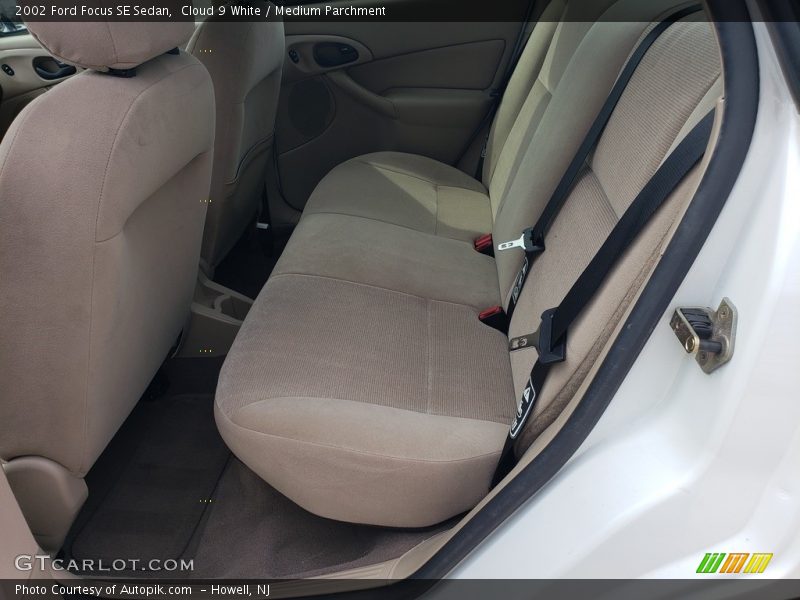 Cloud 9 White / Medium Parchment 2002 Ford Focus SE Sedan
