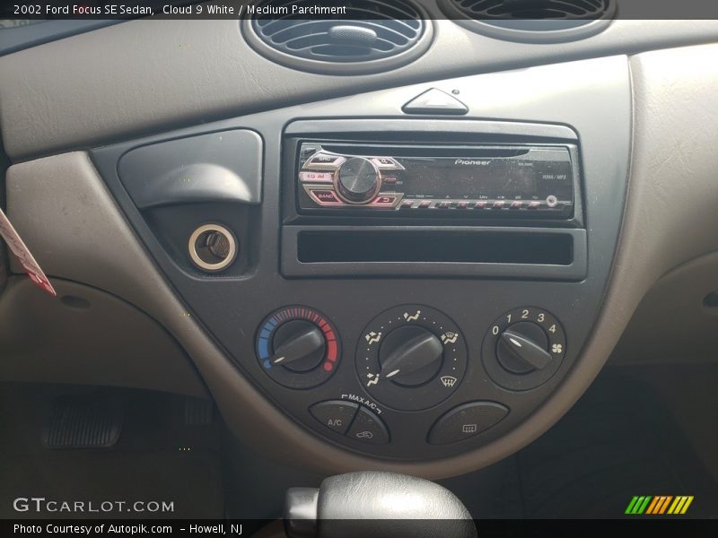 Cloud 9 White / Medium Parchment 2002 Ford Focus SE Sedan