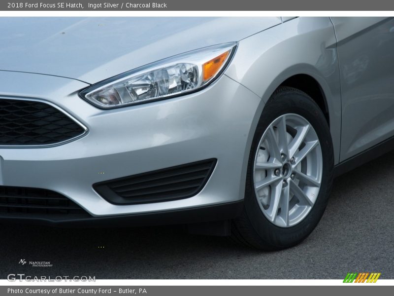 Ingot Silver / Charcoal Black 2018 Ford Focus SE Hatch