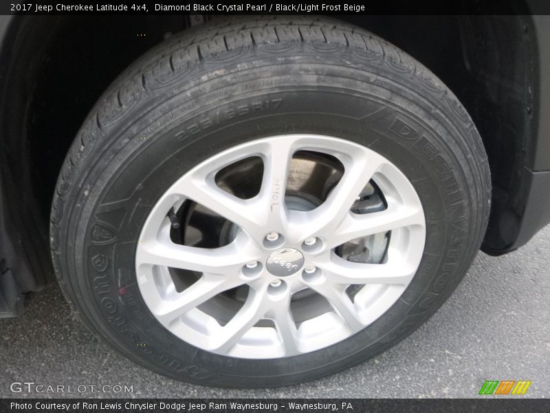 Diamond Black Crystal Pearl / Black/Light Frost Beige 2017 Jeep Cherokee Latitude 4x4