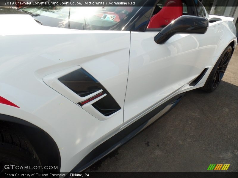 Arctic White / Adrenaline Red 2019 Chevrolet Corvette Grand Sport Coupe