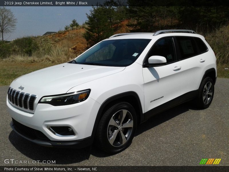 Front 3/4 View of 2019 Cherokee Limited