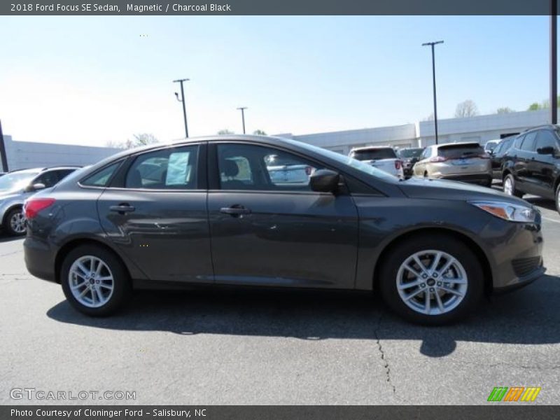 Magnetic / Charcoal Black 2018 Ford Focus SE Sedan