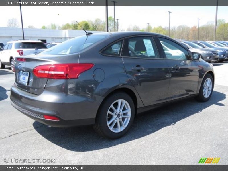 Magnetic / Charcoal Black 2018 Ford Focus SE Sedan