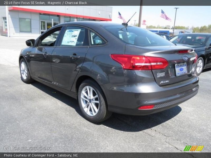 Magnetic / Charcoal Black 2018 Ford Focus SE Sedan